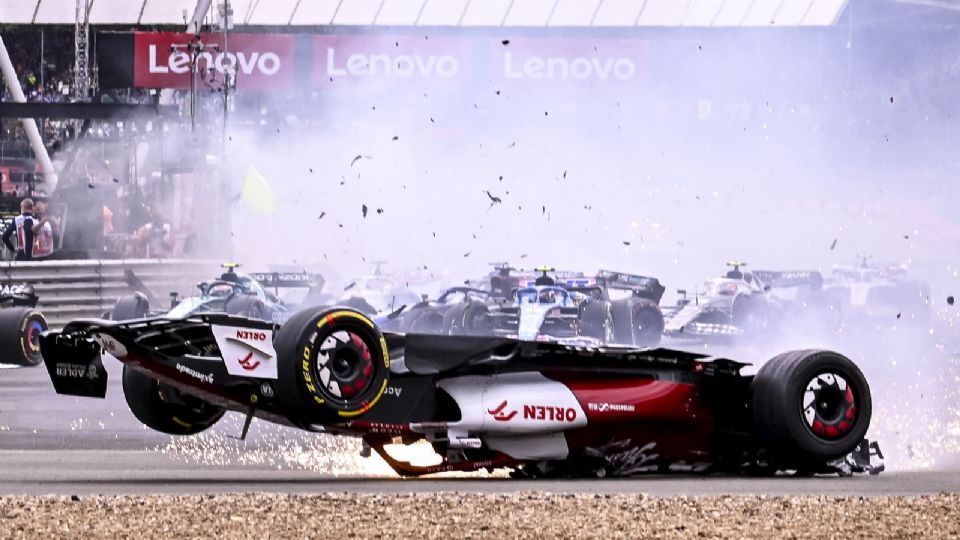 Zhou Guanyu en aparatoso accidente durante el Gran Premio de Gran Bretaña.