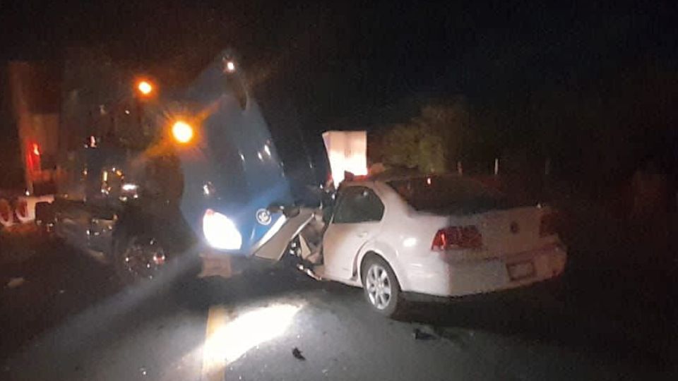 El impacto provocó que los pasajeros del auto quedaran prensados. Foto: Cortesía