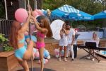Con Pole Dance, padres hacen revelación de género de su bebé