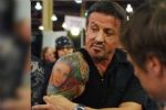 Tras divorcio, Sylvester Stallone cubre tatuaje de su mujer con imagen de su perro