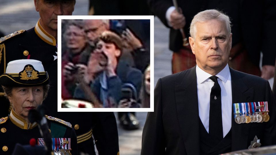 Andrés, duque de York en la procesión del ataúd de la reina Isabel II. En recuadro, el joven que gritó insultos contra el el monarca. Foto: EFE / EPA / Tolga Akmen