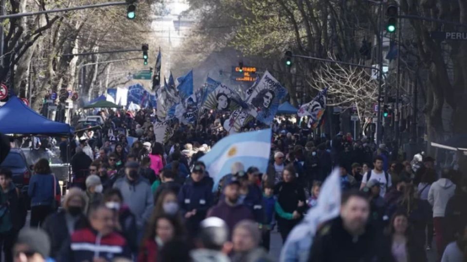 Cientos de miles de ciudadanos argentinos se solidarizaron con la vicepresidenta Cristina Fernández.