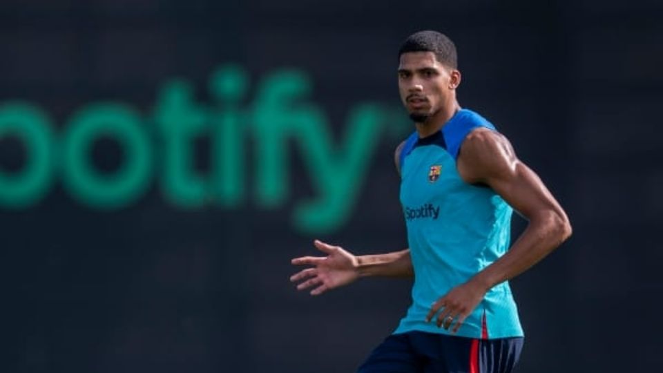 Ronald Araujo en entrenamiento con Barcelona.