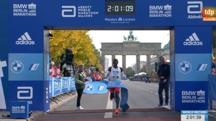 Kipchoge supera récord mundial en maratón en Berlín