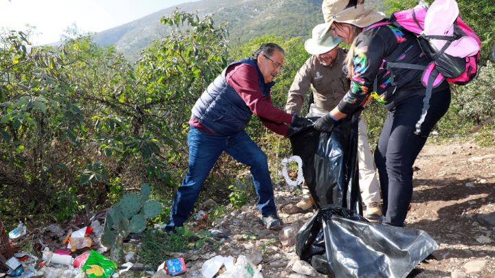  Vecinos limpian el Cerro del Topo Chico; reúnen 3 toneladas de basura