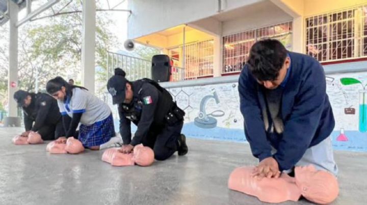 Policías de Santa Catarina enseñan a jóvenes primeros auxilios