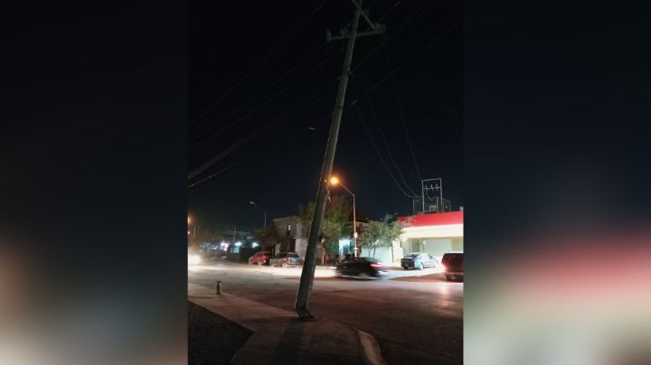 Denuncian poste que 'pende de un hilo', en Juárez