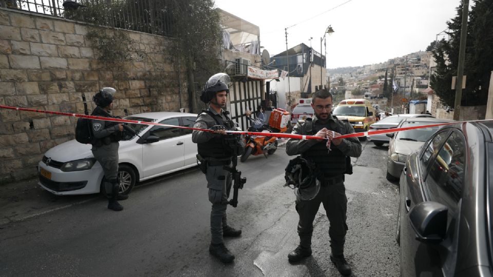 Soldados del ejército israelí aseguran cerca de la escena de un tiroteo cerca de la Ciudad Vieja de Jerusalén, el 28 de enero de 2023, un día después del ataque mortal a la sinagoga. Foto: EFE / EPA / Atef Safadi