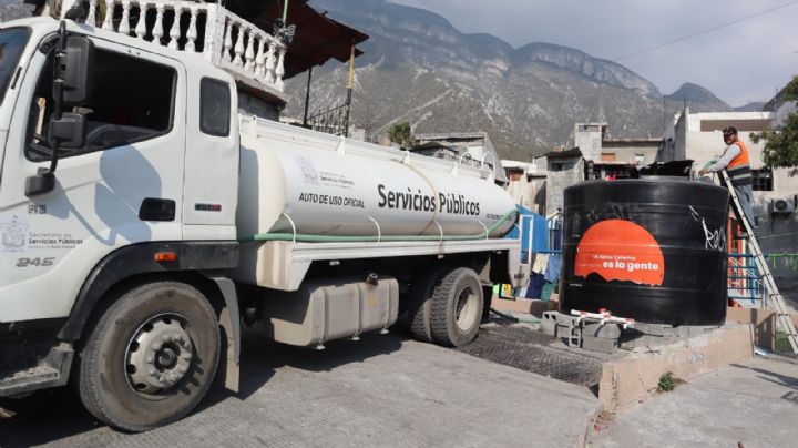 Reabastecen tanques de agua en colonias de Santa Catarina
