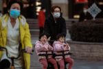 China recibe a miles de hongkoneses en su primer día de reapertura de fronteras