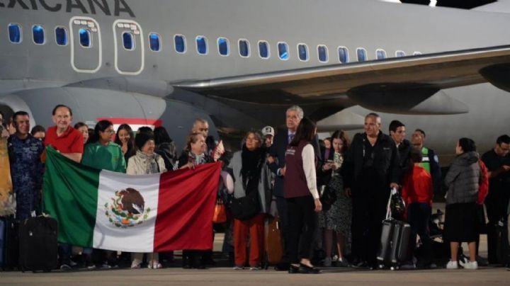 Aterriza en el AIFA el primer vuelo con mexicanos repatriados de Israel