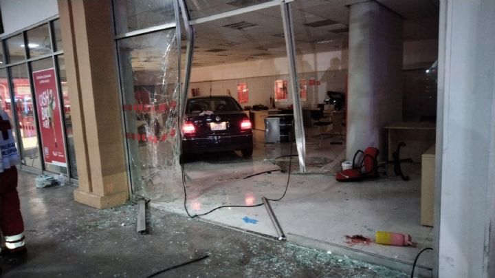 Confunde pedal, atropella a uno e ingresa a banco en Gonzalitos