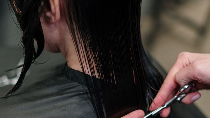 Peluquería deberá pagar a mujer por cortarle el cabello más de lo que ella pidió