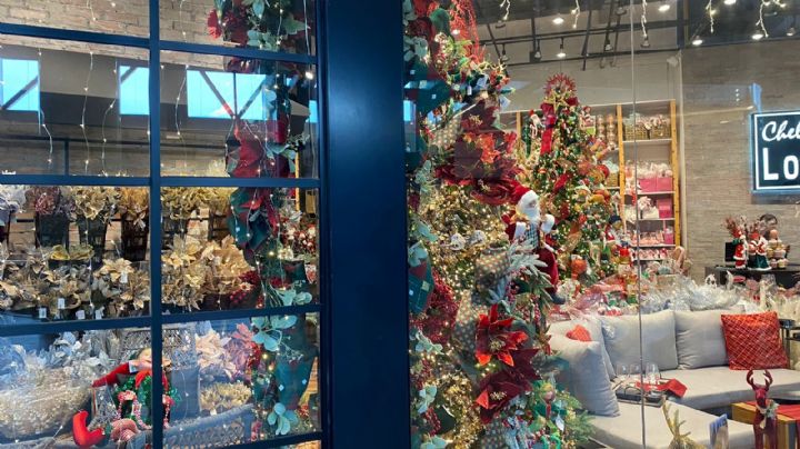 Comienzan decoraciones navideñas en comercios de Monterrey