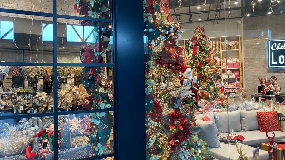 Decoración navideña en un negocio.