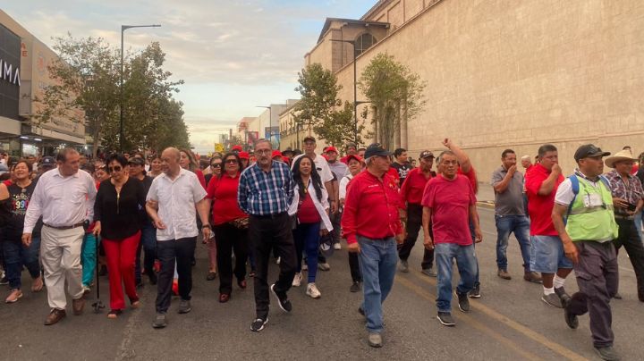 Marchan en el centro de Monterrey para conmemorar 55 años de la matanza de Tlatelolco