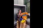 Video: Regalan Jersey de Tigres a cantante de Maneskin