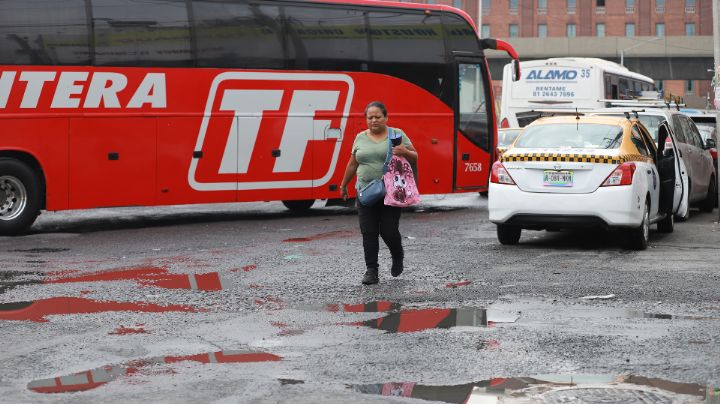 Abundan baches en calle Villagrán, se los atribuyen a drenaje en mal estado y autobuses