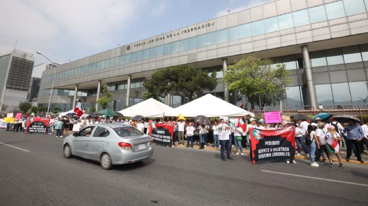 Trabajadores del Poder Judicial toman avenida Constitución en Monterrey