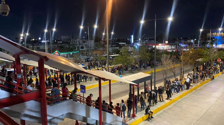 'Es un infierno', sufren en fila de hasta 2 horas para esperar camión en Guadalupe