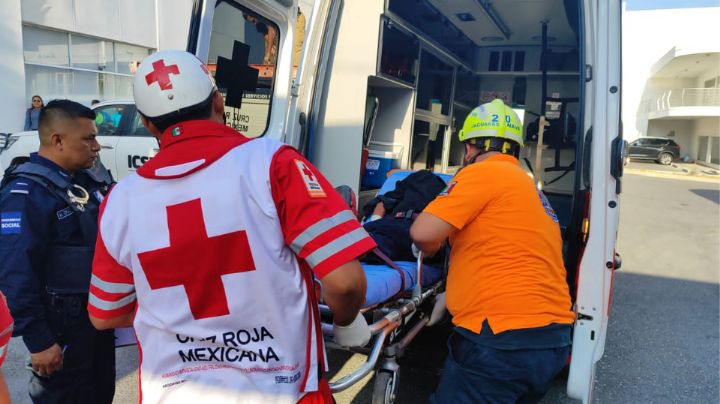 Hombre se electrocuta tras subir barda y tocar trasformador en Santa Catarina