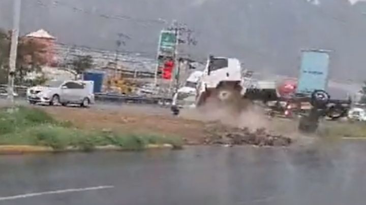Vuelca camión por pavimento resbaladizo en carretera Monterrey-Saltillo