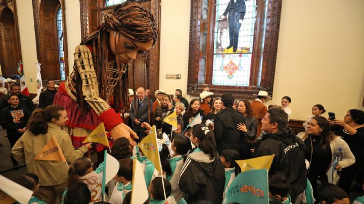 Llega marioneta gigante Amal a Nuevo León