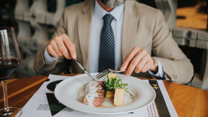 'Funan' a cliente por dar mala reseña a restaurante en España; dueño lo exhibe