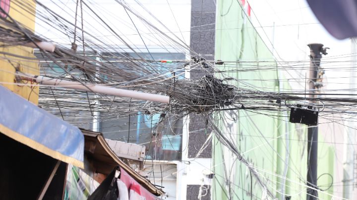 Ignoran llamado para retirar exceso de cableado suelto y en desuso