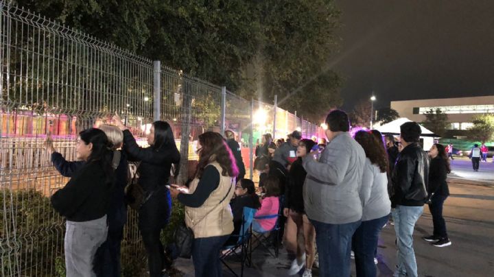 Disfrutan desde afuera el concierto de Luis Miguel en Monterrey