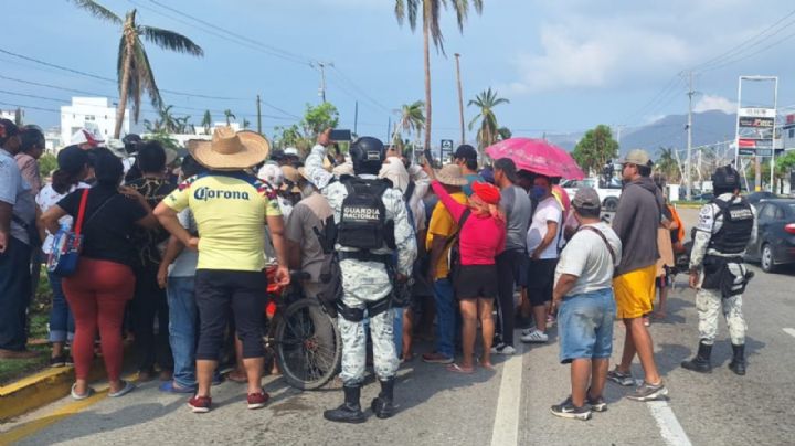 Bloquean en Acapulco... y les llegan los apoyos a damnificados