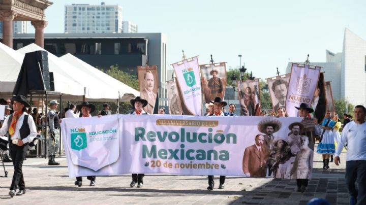 Inicia desfile de la Revolución Mexicana en Monterrey