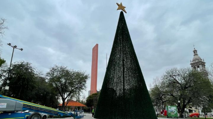 ¡Huele a Navidad! Trabajan en instalación de pino gigante en Monterrey