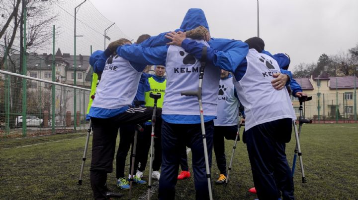 Soldados ucranianos amputados juegan al fútbol para superar el trauma de la guerra