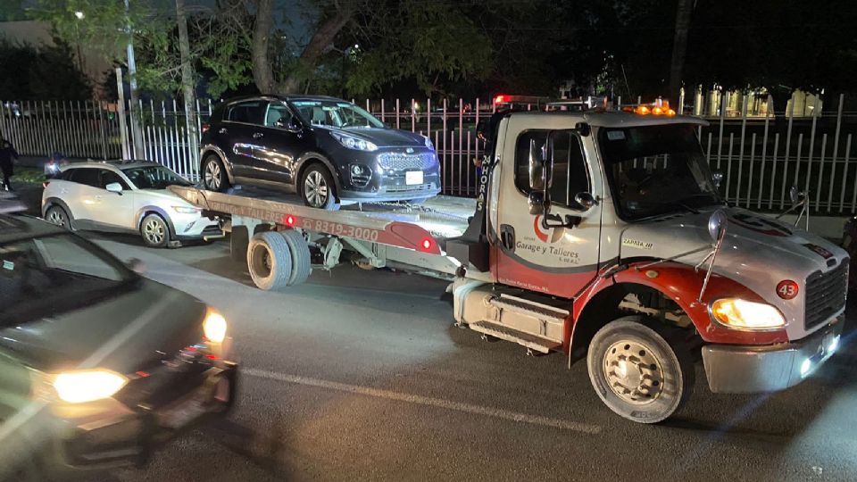 Auto llevado en una grúa.