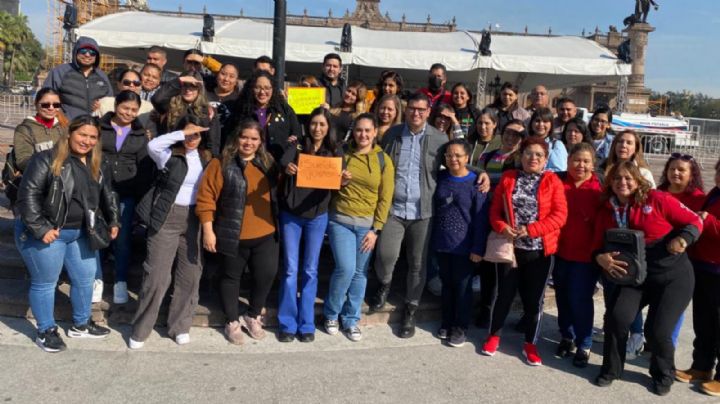 Maestros exigen aumento salarial frente a Palacio de Gobierno
