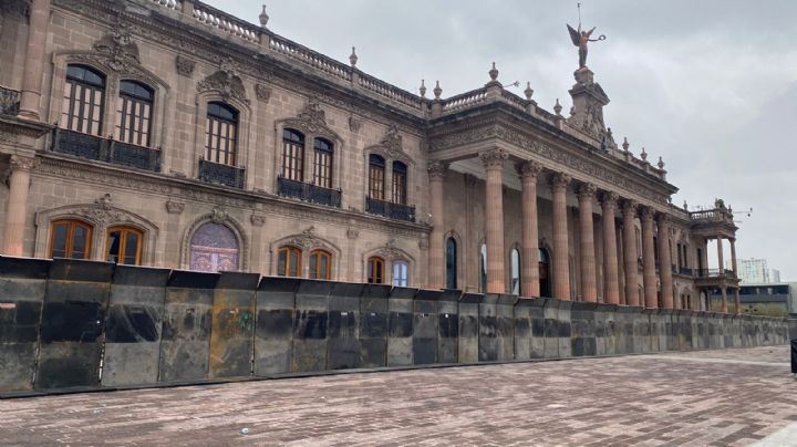 Blindan Palacio de Gobierno en NL previo a marcha contra violencia a la mujer