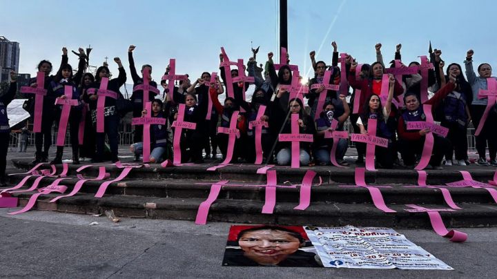 Mujeres exigen un alto a la violencia de género frente a Palacio de Gobierno, en NL