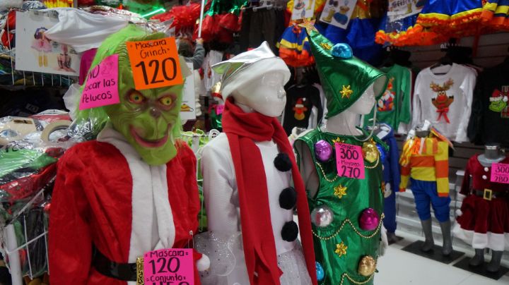 Aumenta demanda de ropa navideña en puesteros del centro de Monterrey