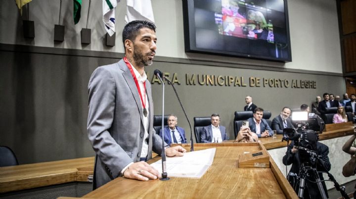 Luis Suárez habla en tono de despedida al recibir un homenaje de legisladores en Brasil