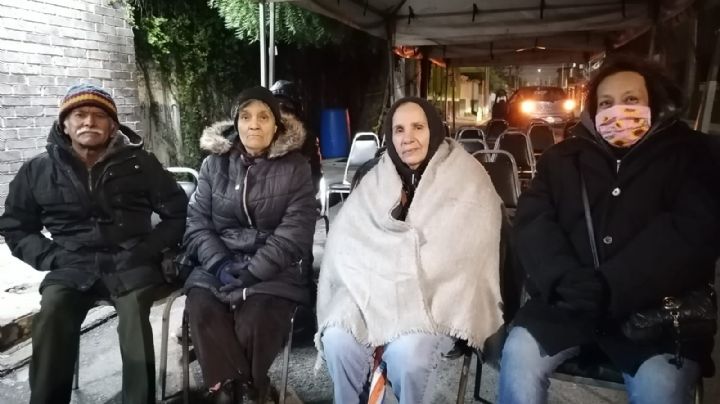 Adultos mayores madrugan entre clima frío por cobro de pensión en Monterrey