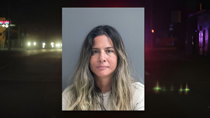 Detienen a mamá que dejó a su hija afuera de un bar por horas mientras ella se divertía
