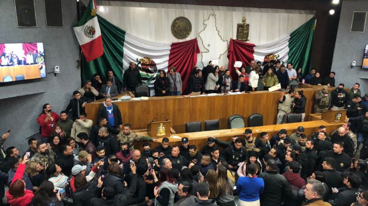 Estos emecistas protestaron en el Congreso de NL en medio del caos