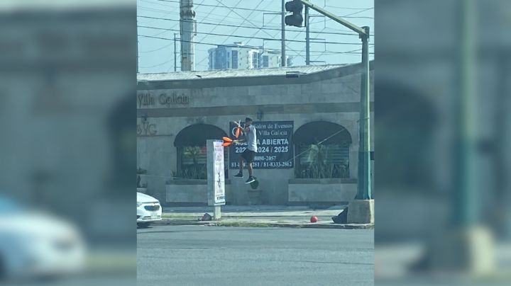 Hombre malabarista sorprende en las calles de Monterrey