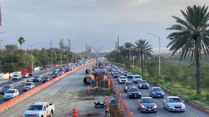 Tráfico por obras de Línea 6 ‘ahoga’ a conductores en avenida Constitución