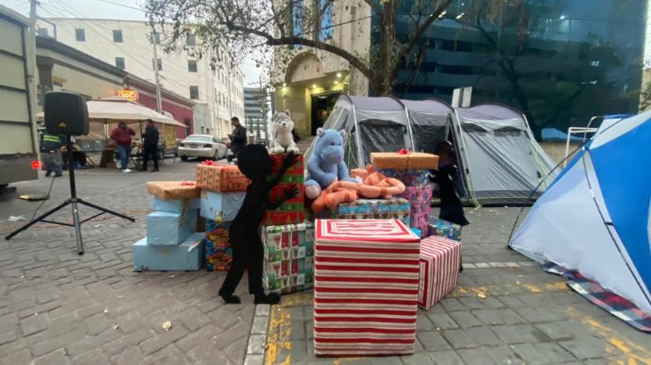 Por segundo día, papás se mantienen en 'plantón' frente al Poder Judicial