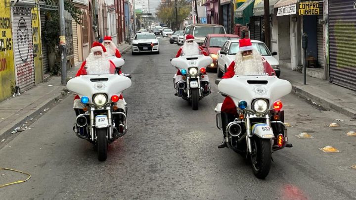 Tránsitos de Monterrey vestidos de Santa Claus desfilan y desean feliz Navidad
