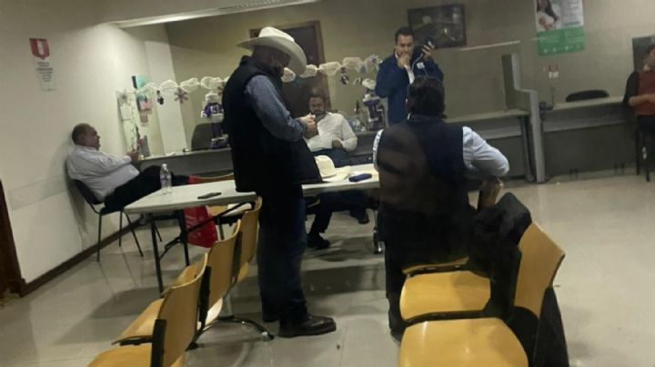 Denuncian alcaldes que Estado los dejó encerrados en edificio de Tesorería