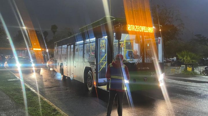 Choca ruta 213 frente al Universitario en pleno operativo por juego de Tigres y América