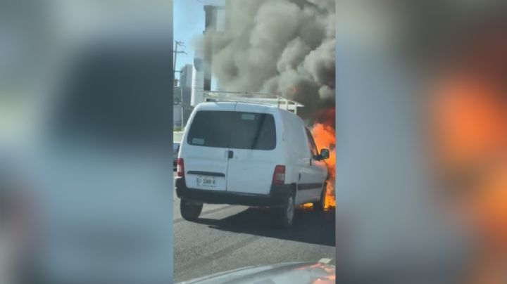 Se incendia camioneta en Avenida Constitución, Monterrey